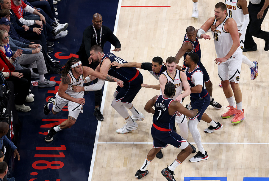 集结日达拉斯独行侠绝杀压哨——NBA季后赛节点到来;质疑声四起;训练强度显著提升的简单介绍 集结日达拉斯独行侠绝杀压哨——NBA季后赛节点到来;质疑声四起;训练强度显著提升的简单介绍